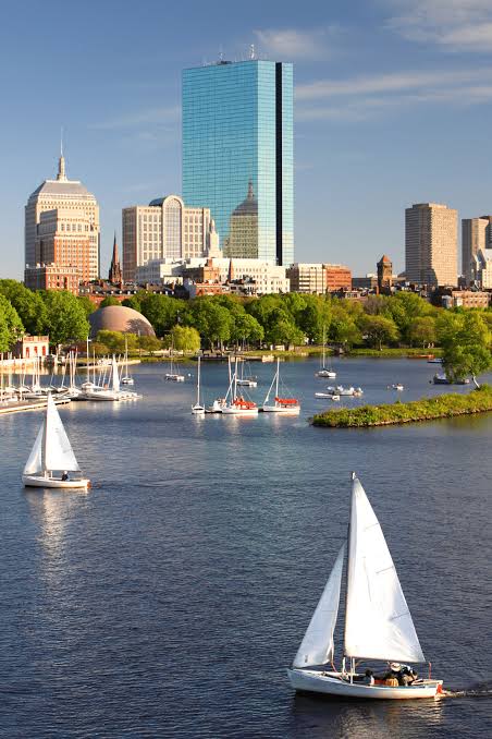 Veleiros no Rio Charles com o skyline de Boston ao fundo